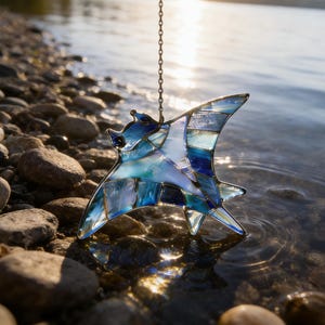 Manta Ray Stained Glass Suncatcher, Handmade Ocean-Themed Window Hanging, Iridescent Coastal Home Decor, Gift for Him